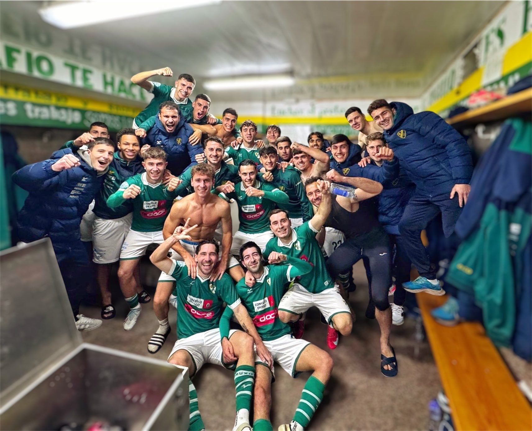 El Coruxo FC, celebrando su victoria contra el Vetusta